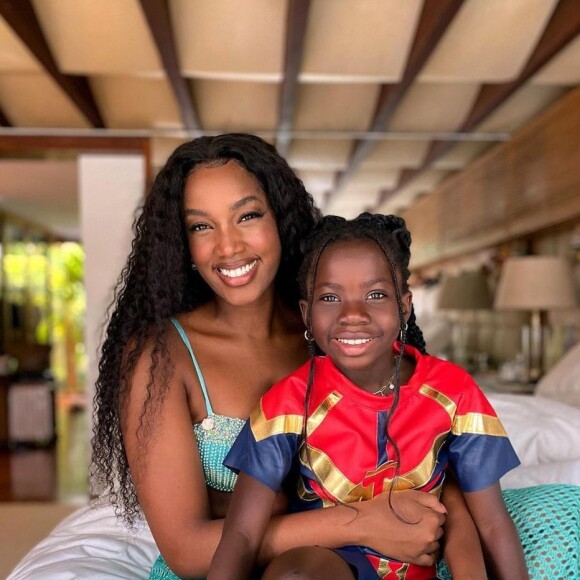 Iza emocionou Títi e Giovanna Ewbank ao aparecer de surpresa no aniversário de Bless: 'Sonhava muito com o momento de estar com ela pessoalmente'