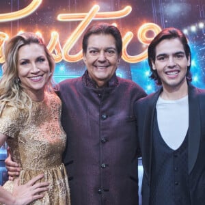 Faustão posa com o filho João Guilherme e Anne Lottermann no cenário de seu programa na Band, que estreia 17 de janeiro de 2022