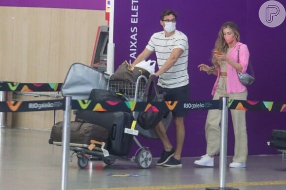 Grazi Massafera e o novo namorado, Alexandre Machafer, foram flagrados juntos em aeroporto do Rio