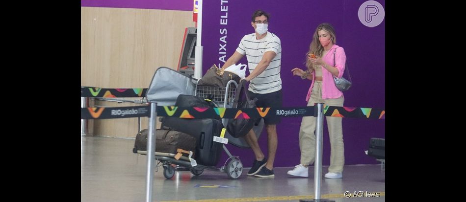 Grazi Massafera e o novo namorado, Alexandre Machafer, foram flagrados juntos em aeroporto do Rio