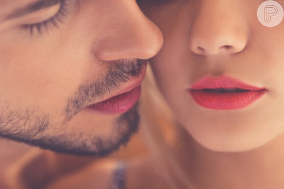 O beijo na boca pode ser responsável pela troca de vírus, bactérias e várias doenças são transmitidas pela saliva