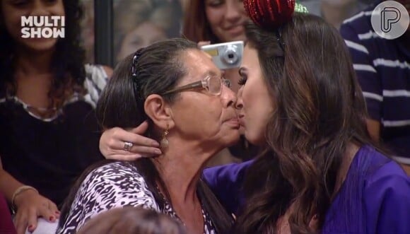 Tatá Werneck beija senhora que estava na plateia do 'Tudo pela Audiência'
