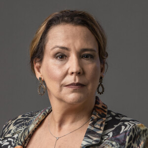 Na novela 'Um Lugar ao Sol', Elenice (Ana Beatriz Nogueira) decide investigar vida amorosa do 'filho', Christian (Cauã Reymond)