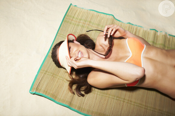 Acessórios como óculos de sol e viseiras são essenciais para um bronzeado saudável