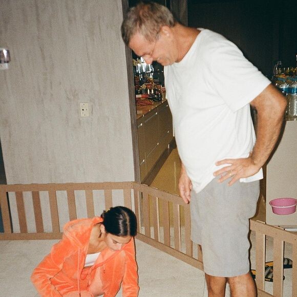 Bruna Marquezine costuma compartilhar fotos com o pai e dividir momentos de carinho em datas especiais