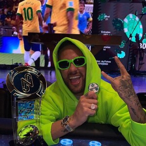 Neymar Jr. organizou um campeonato de poker com amigos e o pai de Bruna Marquezine curtiu a publicação, tudo às vésperas do Ano-Novo