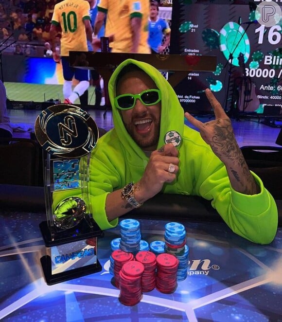 Neymar Jr. organizou um campeonato de poker com amigos e o pai de Bruna Marquezine curtiu a publicação, tudo às vésperas do Ano-Novo