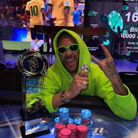 Neymar Jr. organizou um campeonato de poker com amigos e o pai de Bruna Marquezine curtiu a publicação, tudo às vésperas do Ano-Novo