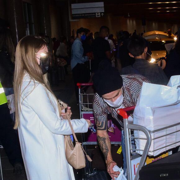 Namorado de Carla Diaz, o vereador Felipe Becari arruma malas em aeroporto de São Paulo