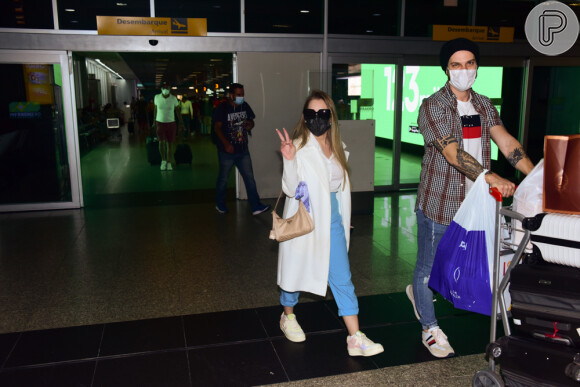 Carla Diaz e o namorado, o vereador Felipe Becari, juntos, chegam a aeroporto de São Paulo