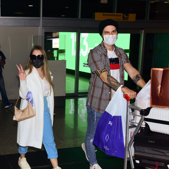 Carla Diaz e o namorado, o vereador Felipe Becari, juntos, chegam a aeroporto de São Paulo