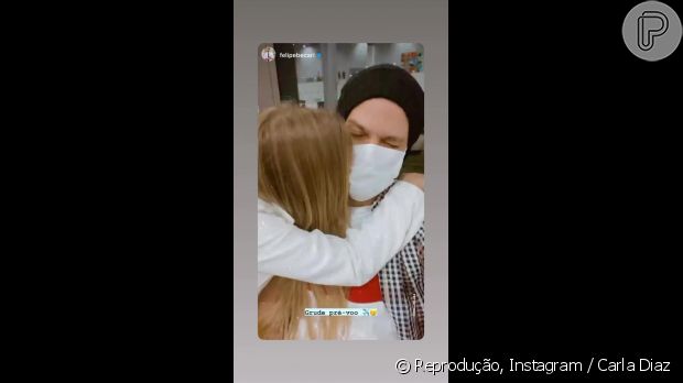 Carla Diaz abraça o namorado em vídeo antes do embarque