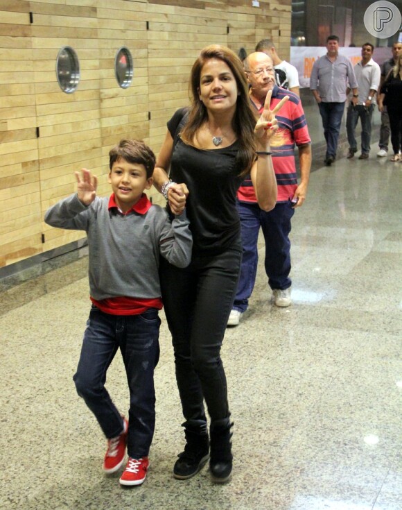 Nívea Stelmann passeia com o filho, Miguel, de 8 anos, e o pai, Francisco, no shopping Rio Design, na Barra da Tijuca, na Zona Oeste do Rio de Janeiro, em 14 de março de 2013