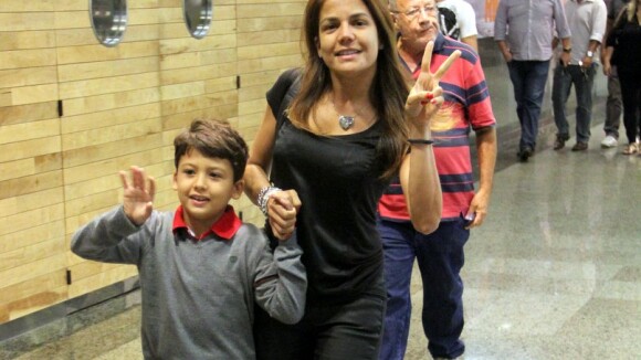 Nívea Stelmann passeia no shopping com o pai, Francisco, e o filho, Miguel