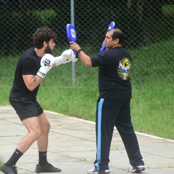 Chay Suede foi flagrado enquanto treinava ao ar livre