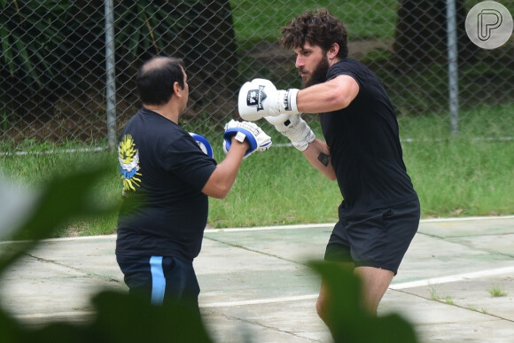 Chay Suede escolheu a praça de um bairro nobre de São Paulo para treinar