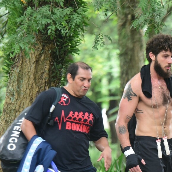 Sem camisa, Chay Suede circulou pela praça após treino de boxe
