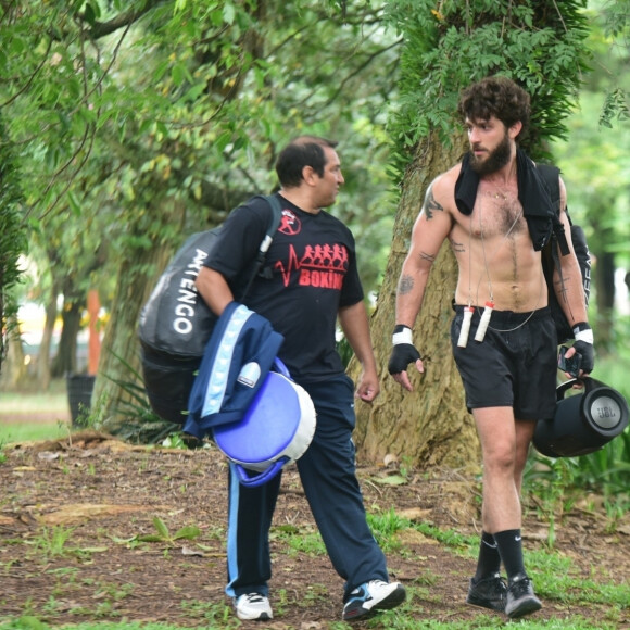 Fotos de Chay Suede sem camisa após treino de boxe repercutiram nas redes sociais