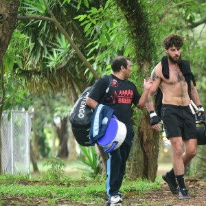 Sem camisa, Chay Suede recebeu comentários ousados de internautas: 'Eu sinto que cometo pecado toda vez que eu olho pra foto desse homem'