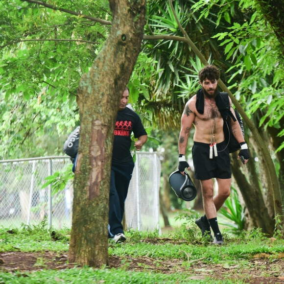 Chay Suede sem camisa: flagra aconteceu nesta terça-feira (11)