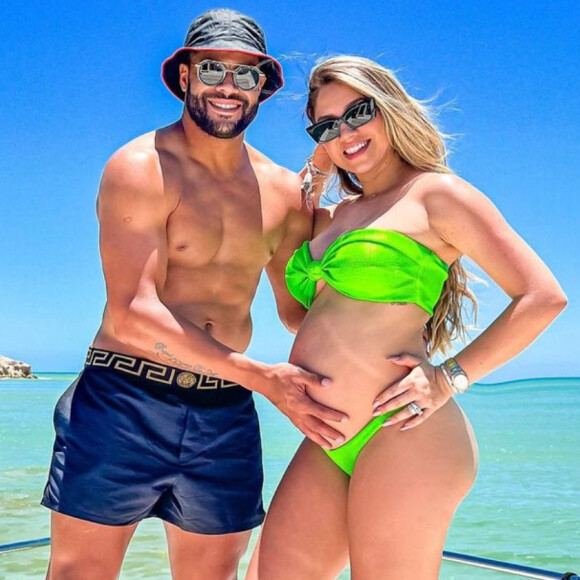 Hulk compartilhou o álbum de fotos das férias ao lado de Camila Ângelo 