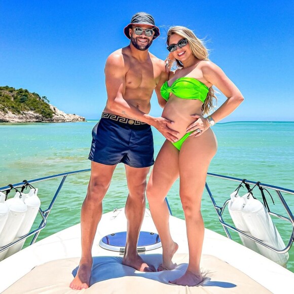 Casada com Hulk, Camila Ângelo exibiu a barriga de gravidez em foto de biquíni