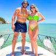 Hulk e a mulher, Camila Ângelo, curtiram passeio de barco em Trancoso, na Bahia