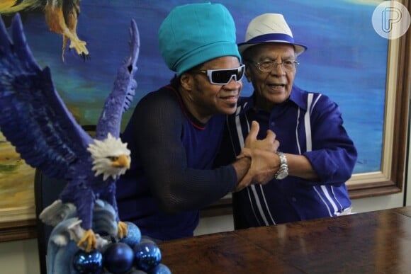 Carlinhos Brown é apresentado como Rei da Percussão do Carnaval 2015 da Portela