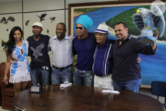 No barracão da Portela, Carlinhos Brown posa com integrantes da escola de samba carioca