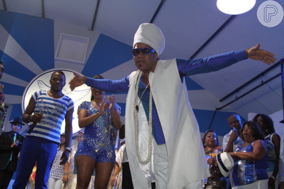 Carlinhos Brown é coroado Rei da Percussão da Portela