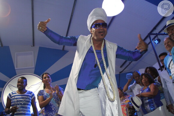 Carlinhos Brown é coroado Rei da Percussão da Portela