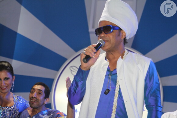 Carlinhos Brown é coroado Rei da Percussão da Portela