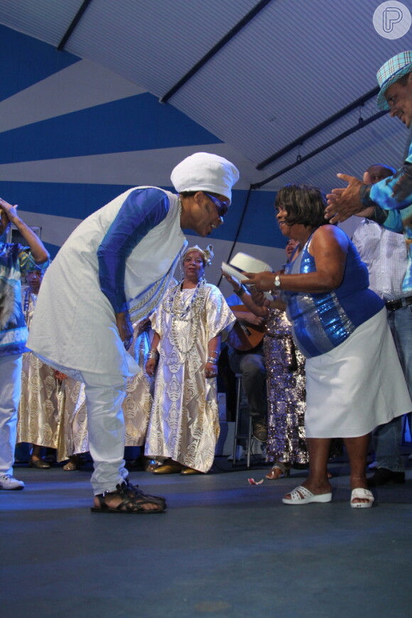 Carlinhos Brown é coroado Rei da Percussão da Portela