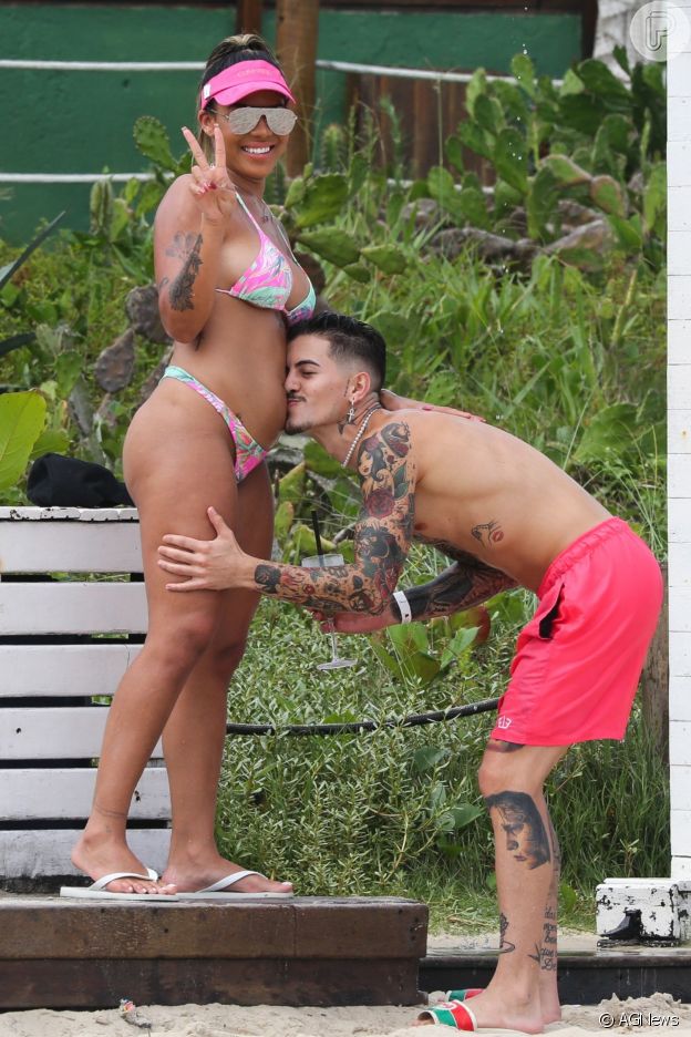 Biel fez carinho na barriga de Tays Reis durante passeio na praia