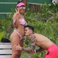 Biel beijou a barriga de Tays Reis em momento de carinho em praia carioca