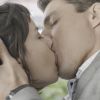 Lara (Andreia Horta) e Christian/Renato (Cauã Reymond) se beijam e acabam flagrados por Bárbara (Alinne Moraes) na novela 'Um Lugar ao Sol'