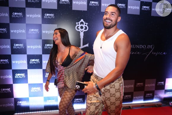 Bil Araújo e Marina Ferrari circularam de mãos dadas na festa do pijama de Virgínia Fonseca