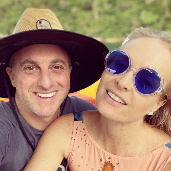 Angélica é fotograda por Luciano Huck em viagem