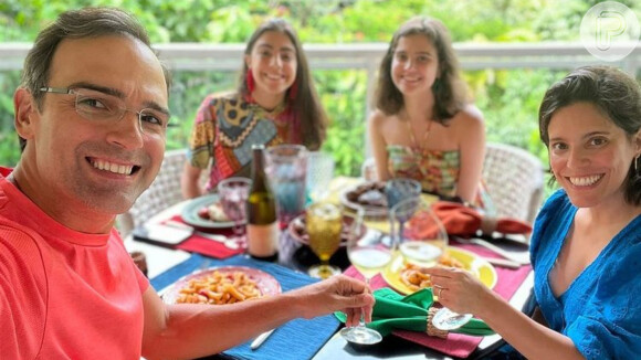 'BBB 22': Tadeu Schmidt reúne a família em um almoço colorido no melhor estilo 'Big Brother Brasil'
