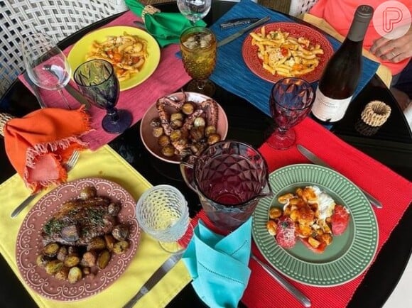 'BBB 22': Tadeu Schmidt mostrou detalhes do almoço colorido da família, destacando a comida e os enfeites da mesa