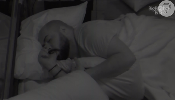 'BBB 22': Tiago Abravanel chupa dedo enquanto dorme na primeira noite no reality