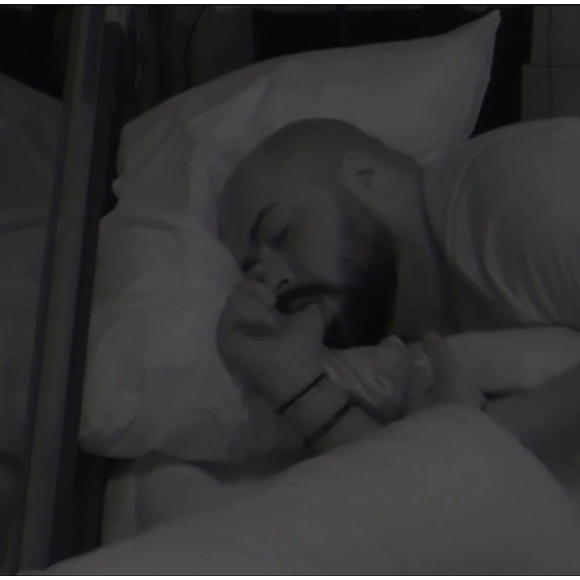 'BBB 22': Tiago Abravanel chupa dedo enquanto dorme na primeira noite no reality