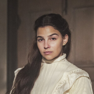 Pilar (Gabriela Medvedovski) usa roupa masculina para fugir do domínio de Solano (Roberto Birindelli) na novela 'Nos Tempos do Imperador'