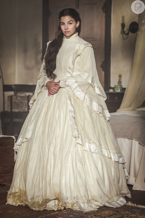 Pilar (Gabriela Medvedovski) usa roupa masculina para fugir do domínio de Solano (Roberto Birindelli) na novela 'Nos Tempos do Imperador'