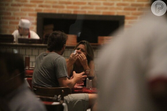 Henri Castelli é visto em companhia de amigos em uma pizzaria da Barra, no RJ, em 14 de março de 2013
