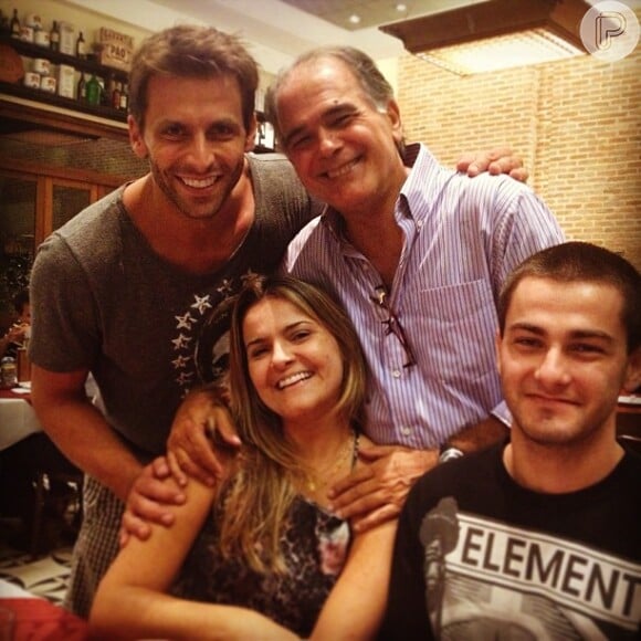 Henri Castelli presitigou o aniversário de Charles, pai das amigas Paula Souto e Claudia Mendes, na pizzaria Bráz, no Rio de Janeiro, em 14 de março de 2013