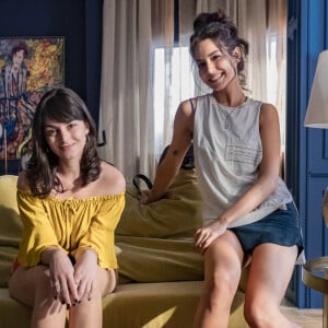 Cecília (Fernanda Marques) vê a mãe, Rebeca (Andrea Beltrão), se tornar namorada de Felipe (Gabriel Leone), ex-namorado de sua melhor amiga, Bela (Bruna Martins), na novela 'Um Lugar ao Sol'