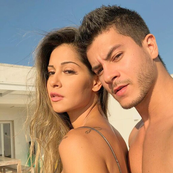 Mayra Cardi se mostrou revoltada ao ver o marido, Arthur Aguiar, comer um pão no 'BBB 22'