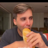 No vídeo, Daniel Cady come um pão, enquanto o áudio de Mayra Cardi é reproduzido ao fundo