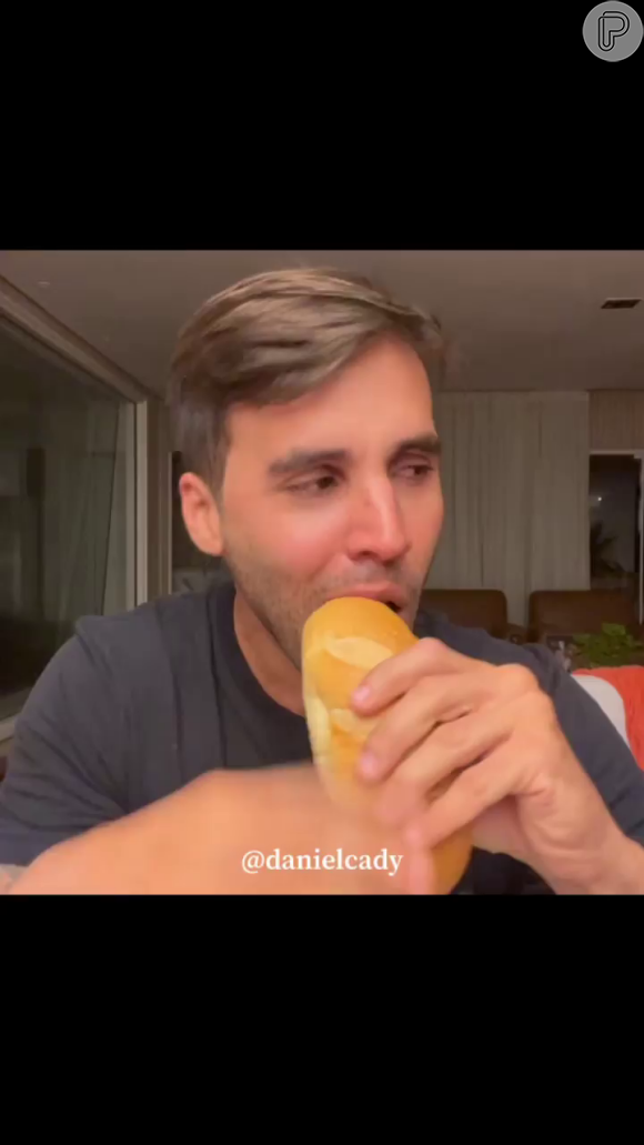 No vídeo, Daniel Cady come um pão, enquanto o áudio de Mayra Cardi é reproduzido ao fundo